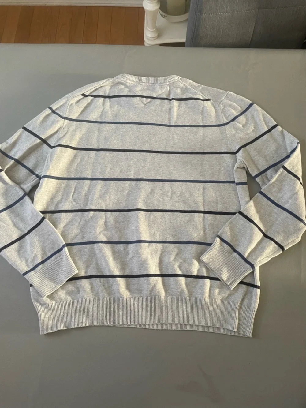 Tommy Hilfiger Men’s Light Gray Striped Crewneck Sweater Size Large - Picture 5 of 7